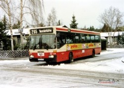 Im Winter 1993/1994 noch allgegenwrtig...waren die Busse der zweiten Standardgeneration im Stadtverkehr Erlangen. Einer von ihnen war der Wagen 438 der hier gerade den Vogelherd im Stadtteil Tennenlohe verlsst.