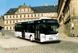 Vor kurzem endete der Einsatz der Neoplan Midibusse bei den STWB Bamberg.Erst wenige Tage alt war der Wagen 312, als er am 04.04.2002 am Domplatz aufgenommen wurde.