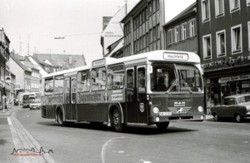 1970 begann bei den Stadtwerken Schweinfurt das Standardbus-Zeitalter mit den ersten Bssing BS 110 V... zur letzten, im Jahr 1973 bereits als MAN-Bssing gelieferten, Serie gehrte der Bus 74 der hier im Mrz 1974 am Romarkt zu sehen ist.