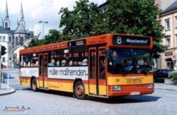Recht bersichtlich war die Anzahl der Neoplan N 416 in Franken. Neben Erlangen setzte nur noch Hof eine grere Stckzahl dieses Typs im Stadtverkehr ein. Zur 1987er Lieferung
gehrte der Wagen 21. Im Jahr 1989 konnte an der zentralen Haltestelle Stadtmitte aufgenommen werden.