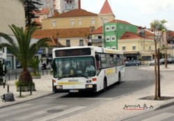 Seit kurzem in Frth nicht mehr mglich...sind Mitfahrten in einem MB O 405 N. Anders sieht es, wie unser Bild vom 25.03.2011 zeigt, in Portugal aus.
Hier verlsst gerade der ehemalige Frther Wagen 306 den Busbahnhof von Cacilhas.