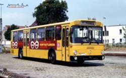 Im Grndungsmonat des OVF...wartet im August 1988 mit dem DB 7-144 ein ursprnglich von der DBP stammender MB O 307 des Bahnbusses am Bahnhof von Kitzingen
auf seinen nchsten Einsatz. Ab Oktober 1988 gehrte er dann als N-WA 144 zum OVF.