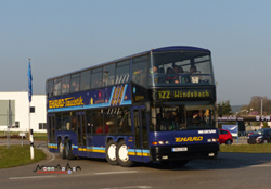 180 Fahrgste...kann das 'Neoplan Megashuttle', ein 4-achsiger Doppelstockbus, transportieren. Die Firma Ehard aus Spalt setzt derzeit ein ursprnglich aus Chemnitz stammendes Exemplar des Baujahres 1993 auf der Linie nach Windsbach ein.