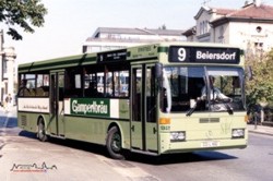 Mit der krzlich erfolgten Ausmusterung des Wagens 92 verabschiedete sich auch die alte grne SC-Lackierung.  Gerade mal ein Jahr alt war der Bus 92 als er im Sptsommer 1990 die Haltestelle am Bahnhof verlsst.