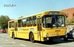 lange vorbei...ist die Zeit ehemaliger Postbusse beim OVF. Im Sommer 1990, als der N-WA 140 (ex BP 10-3727) in Kronach
am Landratsamt angetroffen wurde, gab es die gelben MB O 307 noch.