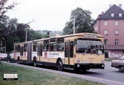 Auf seinem Weg nach Versbach...hat im Juli 1982 der Bus 152 der NVG Wrzburg gerade den Berliner Platz in Wrzburg erreicht.