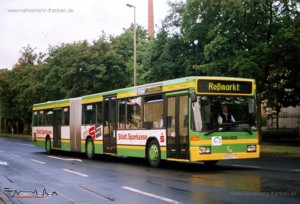 Kurz vor ihrer Ablsungen stehen die drei letzten MB O 405 GN2 der Stadtwerke Schweinfurt. Gerade mal ein knappes Dreivierteljahr alt war der Wagen 79 als er im Juli 1998 auf seinem Weg zum Romarkt die Bahnhofstrae befuhr.