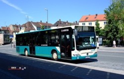 Unter der Wagennummer 319 setzt die zur Arriva-Gruppe gehrende Firma Sippel seit kurzem
auf der Linie 208 einen Mercedes Citaro II ein. Das Bild zeigt den in den Arriva-Hausfarben
lackierten Wagen an den Arcaden in Erlangen.