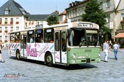 Im Sommer 1992 gehrten sie noch zum Bayreuther Stadtbild: die MB O 305 der BVB. So auch der Wagen 5 der hier gerade den Marktplatz passiert.