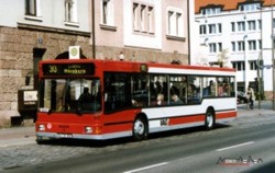 Im Frhjahr 1997 stellte die VAG Nrnberg mit den Wagen 901 - 906 letztmalig speziell fr die Stdteverbindung Nrnberg - Erlangen beschaffte Busse in Dienst. Mit dem Beginn der Sommerferien ist nun mit dem Bus 906 der letzte von ihnen abgestellt worden. Unser Bild zeigt ihn bei einem seiner ersten Linieneinstze im April 1997 in Erlangen.