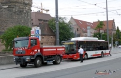 Zum Glck eher selten im Stadtbild zu sehen...ist der Schleppwagen des VAG Betriebshofs Schweinau. Am 13.08.2014 musste er zum Hauptbahnhof ausrcken um den
defekten Erdgasbus 562 in die Werkstatt zu schleppen.