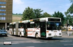 In den 1990er Jahren typisch fr Wrzburg...waren Busse mit Eigenwerbung fr die APG. So warb z.B. der O 405 G W-L 5435 der Firma Amrehn
fr die im Vergleich mit den Parkgebhren gnstigen Fahrpreise.