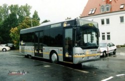 10 Jahre Herzobus - Am 01.10.2001 startete unter dem Namen 'Herzobus' der Stadtbusbetrieb in Herzogenaurach. Am Erffnungstag wartet hier einer der drei damals eingesetzten Neoplan Midibusse an der zentralen Haltestelle 'An der Schtt'.