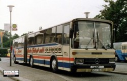 Fr Abwechslung im Wrzburger Busverkehr...sorgen auch schon vor ber 20 Jahren die vielen Privatunternehmen. Eines war die Firma Mller aus Gelchsheim, die hier ihren Vetter Gelenkbus 
am Busbahnhof prsentierte.