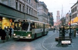 Vor 25 Jahren fuhren die Busse in Frth noch durch die weihnachtlich geschmckte Fugngerzone in der Schwabacher Strae. 
So auch der Gelenkbus 363 der hier im Dezmber 1986 angetroffen wurde.