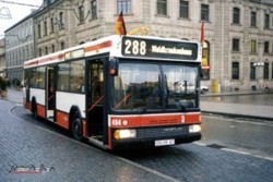 Vor 25 Jahren, am 06.12.1988...verkehrten mit den Neoplan N 4016 NF der Reihe 481 - 496 erstmals Niederflurbusse im Stadtverkehr Erlangen. Am ersten Einsatztag wartet
der Wagen 494 am Hugenottenplatz auf seine Weiterfahrt zum Waldkrankenhaus.