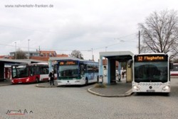 Nur noch wenige Tage wird der Busbahnhof in Nrnberg-Thon mit Leben erfllt sein. Mit dem Fahrplanwechsel am 11.12.2016 verliert er seine Aufgabe. Mit etwas Glck ist
es bis dahin aber noch mglich, dort Busse aller drei im Stdtedreieck Nrnberg-Frth-Erlangen fahrenden Verkehrsunternehmen zusammen anzutreffen.