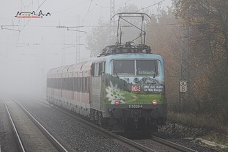 Herbstlich...wird es nun langsam und die Tage werden wieder krzer. Vor zwei Jahren drehte DAV-Werbelok 111 039 ihre Runden auf der S1 und tauchte nach dem Halt in Baiersdorf in den dichten Nebel ab.