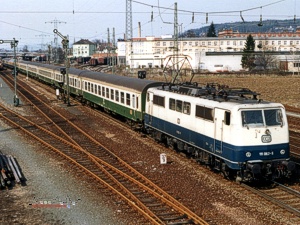 Viel zu lang...wre dieser Zug mit 254 Metern Lnge heute fr den 170 Meter langen Hochbahnsteig. Im Jahre 1988 hielt dieser Eilzug - ein Regionalzug, der Kurswagen aus Grlitz mitfhrte - noch planmig im oberfrnkischen Forchheim.