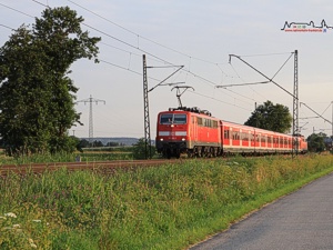 Wie neu lackiert...glnzt diese 111 in der Abendsonne. Um das Erscheinungsbild der Fahrzeuge zu verbessern, werden derzeit Loks und Triebwagen von DB Regio Bayern aufpoliert und der Lack versiegelt. 111 106 hat diese Prozedur bereits hinter sich.