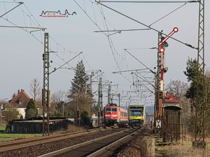 Begegnung...zweier HVZ-Verstrker in Hirschaid: Whrend agilis zwischen Forchheim und Bamberg die S-Bahn verstrkt, verdichtet der Zug von DB Regio den RE-Takt zwischen Nrnberg und Coburg.