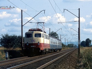 In rot/beige und silber...war E 3721 im Jahre der Grndung der Deutschen Bahn AG unterwegs. Frisch aufgeklebt prangt das neue Signet an der Front der schon in die Jahre gekommenen ehemaligen Rheingold-Lokomotive.
