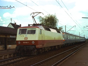 Probebetrieb...gab es auf der Strecke Nrnberg - Bamberg immer wieder. So auch in den 1980er Jahren, als die Vorserienloks der Reihe 120 im Regionalverkehr erprobt wurden. Die Nummer zwei bt hier vor N 5761 in Bubenreuth, die planmige 141 luft am Zugschluss mit.