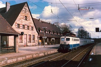 Noch ohne S-Bahn-Anschluss...war Fischbach bei Nrnberg in den 80er Jahren des vergangenen Jahrhunderts. Damals war diese Station noch ein Bahnhof und das bis heute erhaltene Empfangsgebude fgte sich harmonisch in die Szenerie ein.
