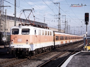 Nach Lauf...war am 4. Dezember 1993 dieser S-Bahn-Zug unterwegs. An der Spitze befand sich ein Wagen aus Dsseldorf, welcher leihweise in Nrnberg weilte. Mittlerweile hat Nrnberg zwei freigesetzte Wagen der ersten Bauserie aus Dsseldorf fest in den Bestand bernommen.