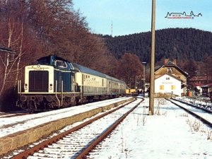 Winterlich...geht es im Dezember 1992 in Warmensteinach zu, als N 7602 abfahrbereit nach Bayreuth ist. Heute enden die Zge bereits in Weidenberg und eine Reaktivierung des letzten Steckenabschnittes ist eher unwahrscheinlich.