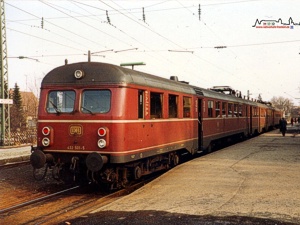 S-Bahn hnlichen Verkehr...gab es bereits in den frhen 1980er Jahren zwischen Erlangen und Altdorf. Neben Wendezuggarnituren mit den Baureihen 140 und 141 waren auch 6 Triebwagen der Baureihe 432 unterwegs. Unsere Aufnahme aus dem Jahre 1984 zeigt 432 201/501 bei der Wende in Altdorf.