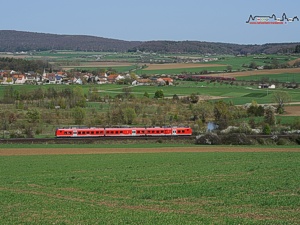 Gleichzeitig...verlassen die RB nach Wrzburg und der RE nach Nrnberg den Bahnhof Treuchtlingen. Whrend die zur Mainfrankenbahn gehrende RB als dreiteiliger 440 unterwegs ist, verkehrt der RE mit fnf Doppelstockwagen, gezogen von einer Lok der Baureihe 111.
