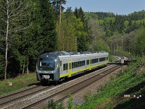 Agilis...startet in diesem Monat mit dem Dieselnetz Oberfranken sein zweites Projekt. Bereits vor rund einem halben Jahr war die Betriebsaufnahme des E-Netzes Regensburg, welches auch die Strecke 	von dort nach Neumarkt in der Oberpfalz umfasst. Im April 2011 ist 440 405 auf dieser Strecke bei Deining unterwegs.