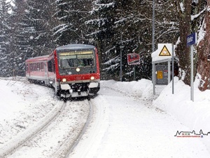 Vor einem Jahr...bediente DB Regio noch die Strecke Hof - Bad Steben. 628 428 kmpft sich hier durch dichtes Schneetreiben seinem Ziel Hof entgegen. Von einst ber 30 Fahrzeugen dieser Baureihe werden heute nur noch sieben Zge in Franken eingesetzt.