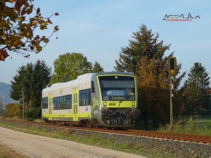 Bunt gefrbt...zeigen sich die Bltter an den Bumen im Herbst. So auch an der Nebenbahn Forchheim - Ebermannstadt, wo gerade agilis mit 650 707 den Haltepunkt Kirchehrenbach passiert hat.