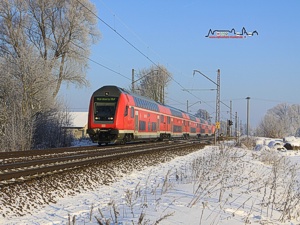 Abgelst...werden im Dezember 2012 die Doppelstockzge auf der KBS 820. Vor fast genau zwei Jahren war RE 4103 bei morgendlicher Eisesklte mit DBpbzfa 86-81 042 an der Spitze bei Baiersdorf unterwegs.