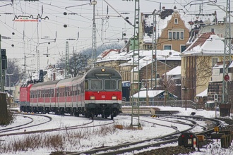 Winter in Erlangen...im Jahre 2007: n-Wagen, befrdert von 143ern, beherrschen noch den Regionalbahnverkehr auf der KBS 820. Nach einer berholung schiebt 143 024 ihre n-Wagen-Garnitur, gefhrt von 82-34 223, aus Gleis 3 in Richtung Nrnberg.