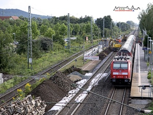 Volle Kanne...gehen die Bauarbeiten fr die Erweiterung der S-Bahn Nrnberg in die letzte Runde. Auch hier in Baiersdorf wird ein neuer Bahnsteig gebaut, whrend 146 244 mit ihrem Doppelstockzug nach Nrnberg einen kurzen Halt einlegt.