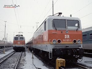 Die Nase vorn...hatte die Baureihe 143 bereits vor 16 Jahren. Im winterlichen Bahnbetriebswerk Nrnberg 1 warten Ende 1993 143 621 und 141 442 mit ihren S-Bahn-Zgen auf neue Einstze.