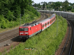 Recht verwildert...zeigt sich die erst vor 8 Jahren erffnete S-Bahn-Trasse bei Schwabach-Limbach. Die an Bahndmmen allgegenwrtigen Birken mit ihren grnen Blttern bieten allerdings einen guten Kontrast zu den roten Fahrzeugen von DB Regio.