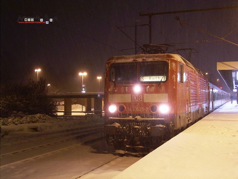Vom Eis gezeichnet...zeigt sich 143 625 am frhen Morgen mit ihrer S-Bahn nach Roth im winterlichen Feucht. Noch wechseln die Zge der S2 ihre Liniennummer in Nrnberg Hbf, weshalb auf die Linienbezeichnung im Zugzielanzeiger verzichtet wird.