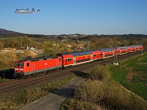 Aushilfsweise...werden die S-Bahn-Loks der Baureihe 143 auch hin und wieder vor den Doppelstockzgen in Richtung Sonneberg und Wrzburg eingesetzt. An einem sonnigen Aprilabend hat 143 628 den grten Teil des Weges nach Frankfurt (M) noch vor sich, als sie mit RE 4982 und wenigen Minuten Versptung bei Eggolsheim ihrem Ziel entgegen eilt.
