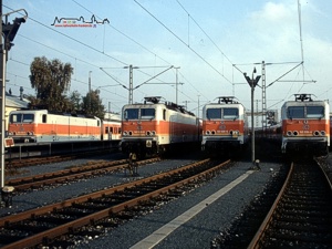 Zur Wochenendruhe...trafen sich im Oktober 1996 vier orange Loks der Baureihe 143 mit ihren x-Wagen-Garnituren im Werk Nrnberg West. Die im Hintergrund sichtbaren Containerkrne sind bereits abgebaut, denn auf dem Areal des ehemaligen Containerbahnhofs entsteht demnchst ein neues Werk fr DB-Regio.