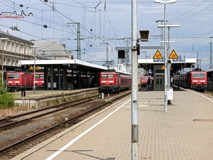Die Baureihe 143...hatte den Nrnberger Hauptbahnhof vor einem knappen Jahr noch fest in der Hand. Fast alle Regional- und S-Bahnen auf den elektrisch betriebenen Strecken wurden von diesen Loks gefahren, welche zur Jahrtausendwende die Baureihe 141 ablste. Nun naht der Zeitpunkt, von dem an die Maschinen aus Hennigsdorf selbst weichen mssen.