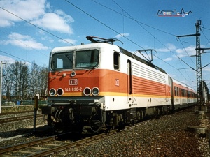 Lngst Geschichte...sind orange Lokomotiven bei der Nrnberger S-Bahn. Um die Jahrtausendwende allerdings war diese Farbe noch allgegenwrtig, so auch im Juni 2000 in Feucht, als 143 890 im dortigen Wendegleis mit ihrer x-Wagen-Garnitur auf den nchsten Einsatz wartet.