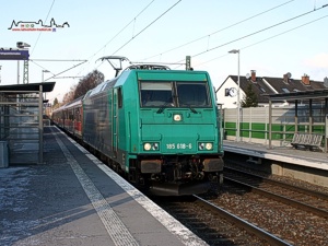 Neues...gibt es auf unserem Bild des Monats in zweierlei Hinsicht zu sehen: Zum Einen der Haltepunkt Feucht Ost, der erst im Dezember 2010 in Betrieb genommen wurde und zum Anderen die Loks der Baureihe 185, die ebenfalls im Dezember 2010 erstmals im S-Bahn-Verkehr zum Einsatz kommen.