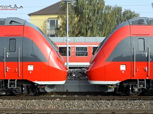 In Doppeltraktion...drfen die S-Bahn-Triebwagen der Baureihe 442 mittlerweile fahren. Weil aber die 160 km/h-Zulassung noch immer nicht erteilt wurde, mssen die neuen Zge jedoch noch auf ihre ersten Fahrgasteinstze warten.