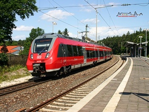 Auch die S3 ... wird seit Anfang Juni 2012 mit der Baureihe 442 gefahren. Der samstags einteilige Zug legt sich bei der Ausfahrt Ochenbruck in die Kurve.