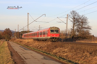 Noch ohne Talente...musste vor gut zwei Jahren die S1 auskommen. 111 212 schiebt eine 4-teilige x-Wagen-Garnitur von Bamberg kommend in Richtung Hartmannshof.