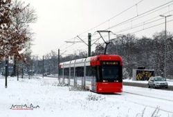 Inzwischen gehren die Variobahnen zum Bild der Nrnberger Straenbahn. Kurz vor Weihnachten konnten sie auch ihre Wintertauglichkeit beweisen. Am 19.12.09 fhrt TW 1204 beim Doku-Zentrum durch den noch frischen Schnee.